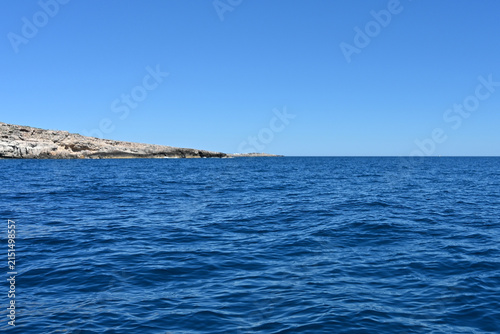 paesaggio di un'isola in mezzo al mare