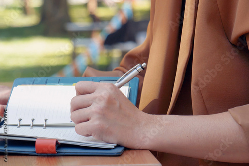 Fotografie Banner Woman hands pen workspace
