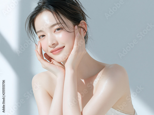 透明感と艶のある美しい肌の女性。モダンなテクスチャー。 美容、スキンケア、素材