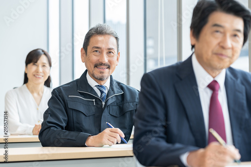 セミナーを受ける中小企業の経営者　撮影協力：学校法人電波学園　東京電子専門学校