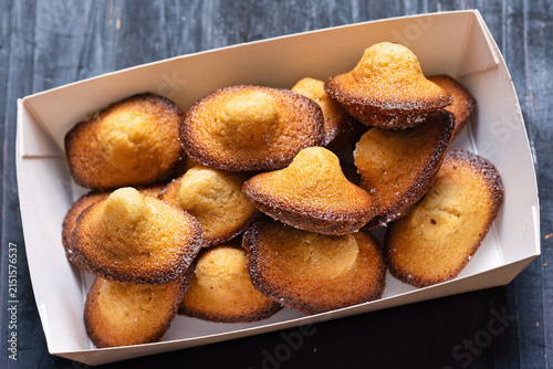 Foto food truck tray of mini madeleines