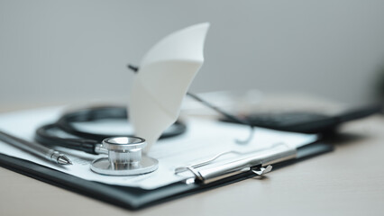 Tableau sur plexiglas Chambre d’enfants Medical insurance concept with stethoscope, clipboard, and umbrella illustrating healthcare coverage, financial protection, and patient benefits.  © Garun Studios