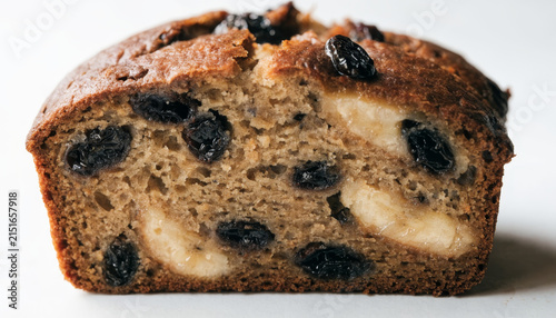 Banana raisin bread slice closeup baked homemade dessert sweet moist breakfast snack brown texture soft fruit loaf bakery delicious comfort food rustic fresh vegetarian treat wholesome baked good