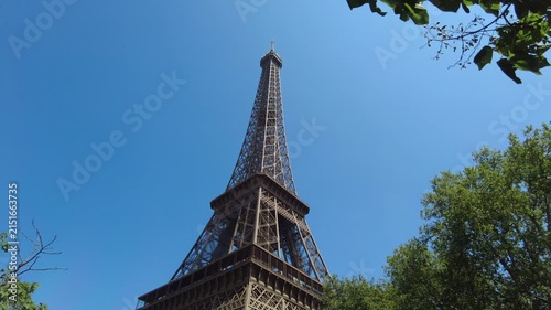 青空を背景に見上げるパリのエッフェル塔｜フランス