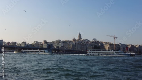 トルコ・イスタンブールのエミノニュから望むガラタ塔と金角湾