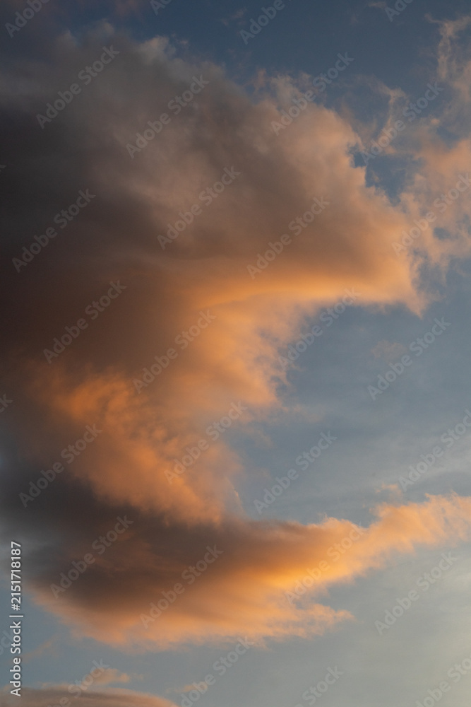 Obraz premium Golden Hour Clouds Against Blue Sky