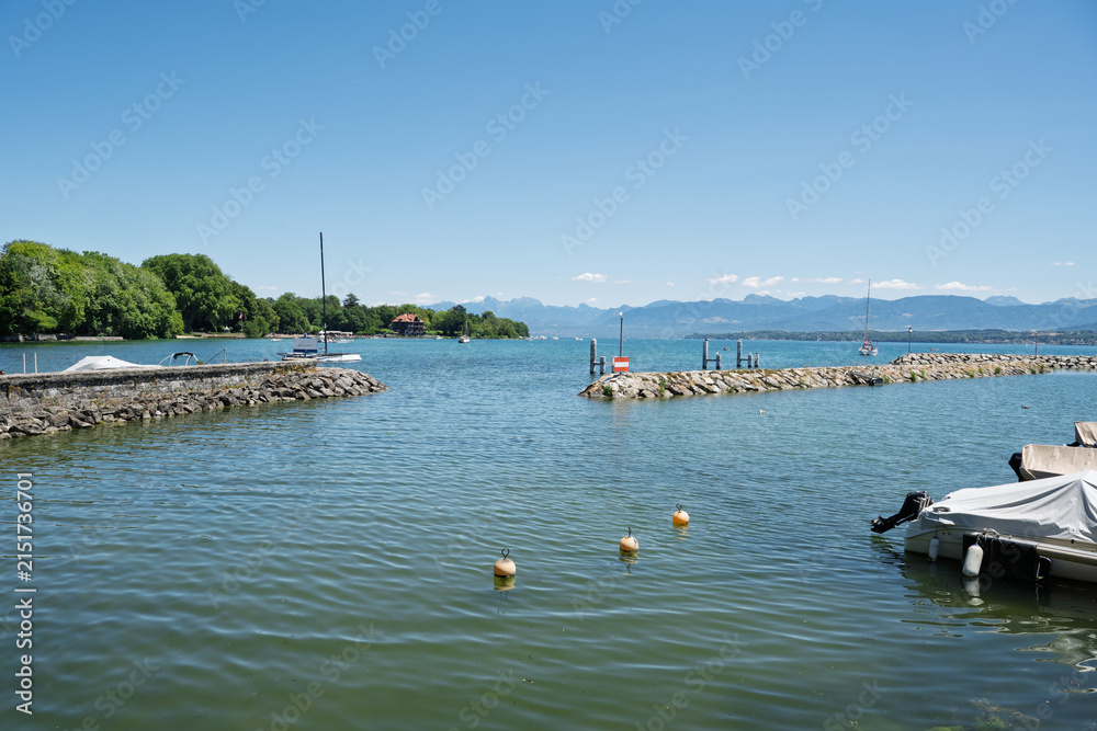 Obraz premium port des Abériaux avec digue en rochers à Prangins, Suisse