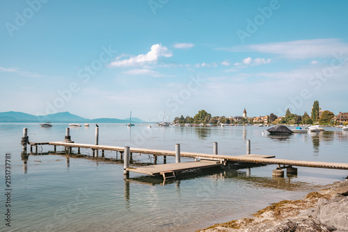 Ponton en bois sur le lac Léman avec bateaux et rivage à Morges, Suisse