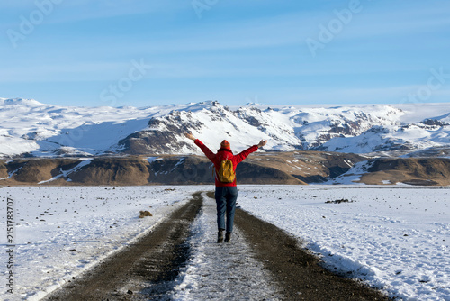 Foto Asian woman in red  jacket running on dirt road in Landmannalaugar at highlands