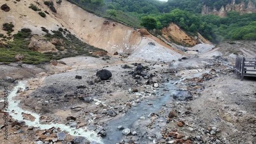 北海道・登別温泉の地獄谷｜火山活動による荒々しい岩肌と湯けむりの絶景