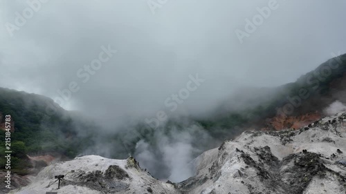北海道・登別温泉の地獄谷｜火山活動による荒々しい岩肌と湯けむりの絶景