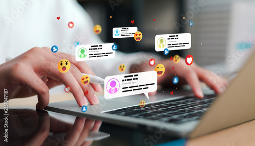 Foto Digital marketing professional using a laptop with social media notifications, likes, comments, and reactions, representing online engagement, social networking, content marketing, and communication