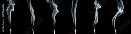 Cuadro en lienzo Incense smoke rising from burning incense sticks on a black background, creating elegant wisps and flowing patterns for meditation, spirituality, relaxation, rituals, wellness, and atmospheric design