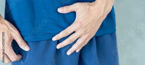 Foto Man hold hand in front of private parts feeling discomfort from disease and inflammation