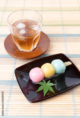 串だんごのようなあんこ玉と麦茶