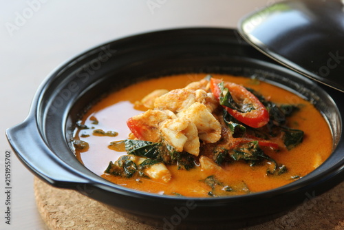 Foto Bowl of Thai Southern style red curry with chunky crab meat and local vegetables
