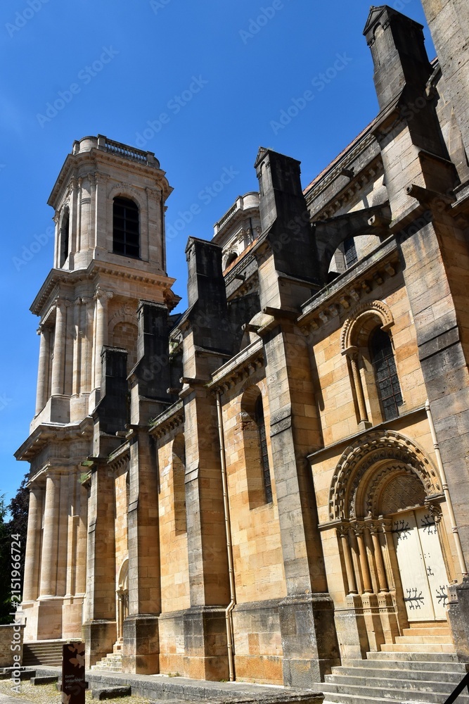 Fototapeta premium La façade sud de la cathédrale Saint-Mammès de Langres en Haute-Marne