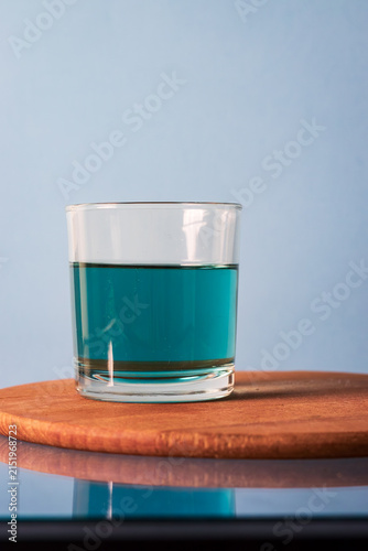 Fotografía Close up of a glass with blue tea (butterfly pea flower tea)