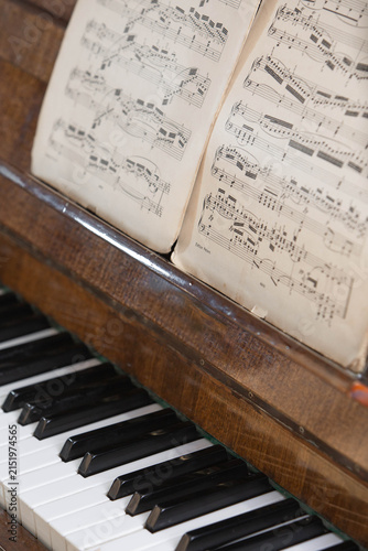 Foto Vintage upright piano with classical sheet music on the music stand, showcasing timeless musical heritage, acoustic instrument, traditional composition and public domain music