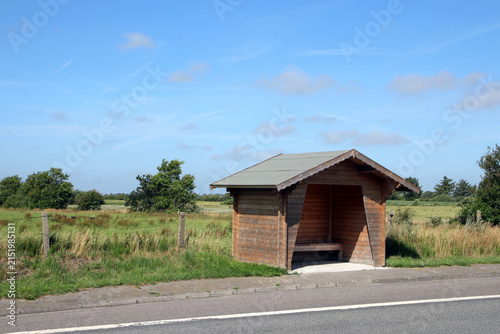 leeres wartehäuschen auf dem land
