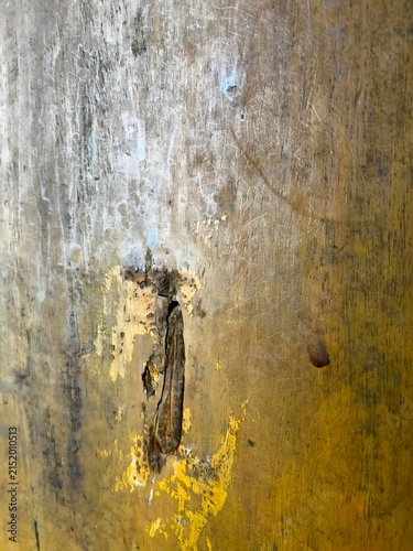 Cuadro en lienzo Weathered yellow painted wood texture with deep gouge and peeling paint during d