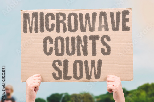 Foto "Microwave counts slow" The timer feels unusually long when waiting for food