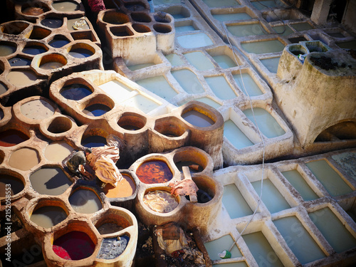 Foto Traditional Moroccan leather production, worker in a tannery of Fes, Morocco