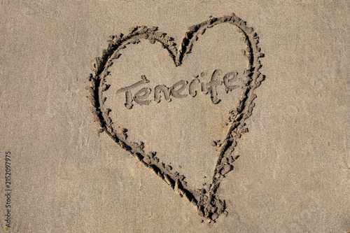 Cuadro en lienzo Tenerife Heart Etched into the Golden Sand on a Beach