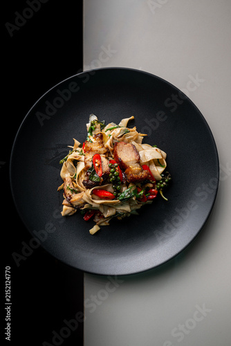 Konstfotografi Authentic Thai keto Pad Kee Mao mushroom noodles flat lay.