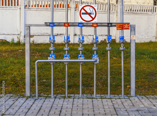 Foto Outdoor fuel dispenser manifold with multiple metered nozzles and no smoking sig