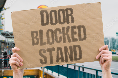 Foto "Door blocked stand" Passengers standing near the exit make leaving the train difficult