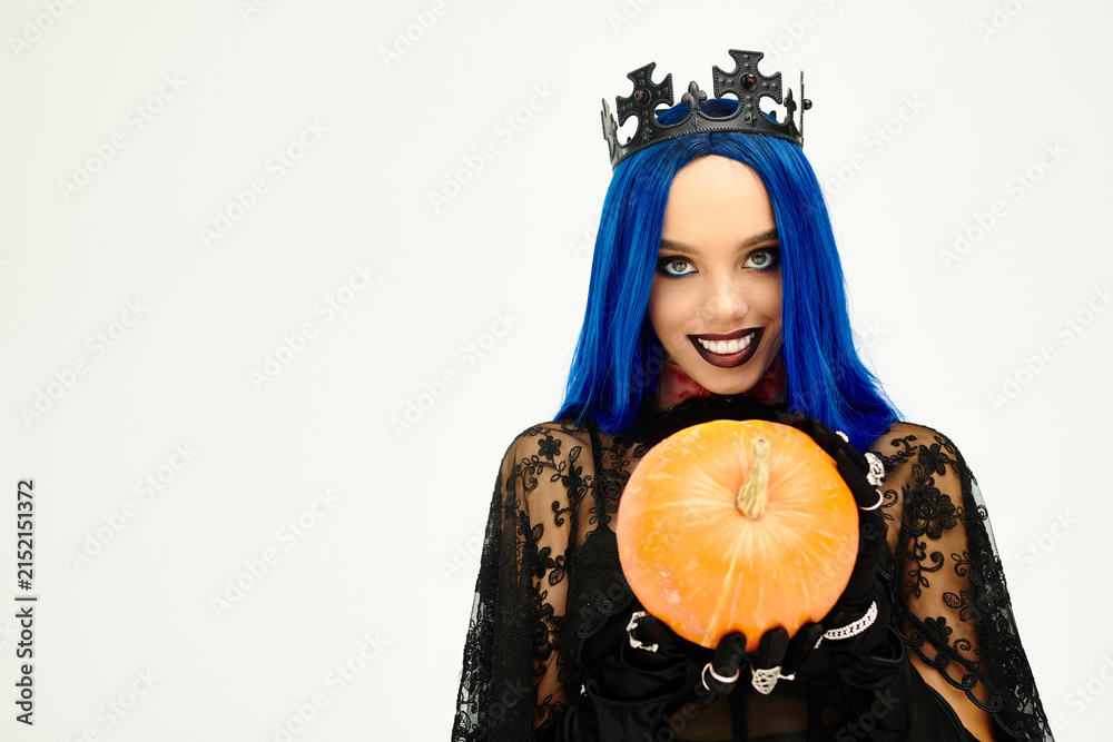 Obraz premium Gothic queen with blue hair and crown showcases dark fantasy for Halloween