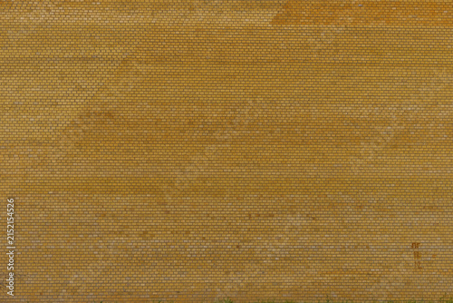 Foto Weathered yellow brick wall with horizontal rows, subtle mortar texture, faint s