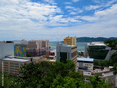 Canvas Print Tropical cityscape above the waterfront