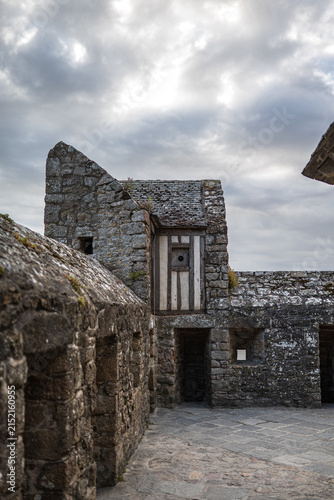 Foto Medieval stone fortifications and watchtower at Mont Saint Michel abbey in Norma