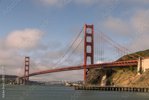 Foto Golden Gate Bridge viewed from Fort Baker Moore Road in Marin County