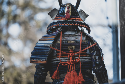 鎧を着た人物
