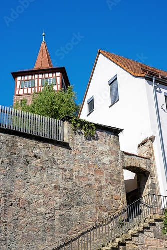 kulmbach, deutschland - treppe mit torbogen zum roten turm
