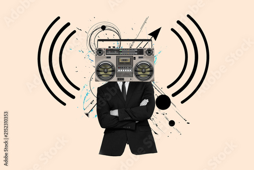 Foto Collage de un hombre con traje y brazos cruzados y en su cabeza un equipo de musica retro Junto a elemenos geometricos sobre un fondo beige