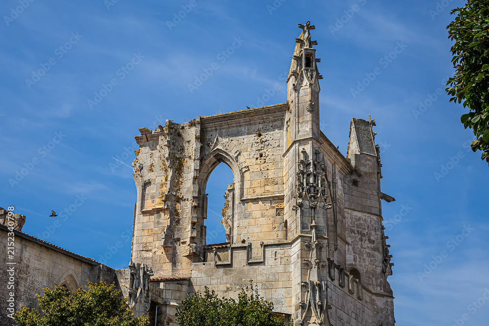 Fototapeta premium Gothic Church Saint-Martin in Saint-Martin-de-Ré (XIV - XV century) is a church with high vaulted ceilings, ribbed arches, and colored glass windows. Saint Martin de Re, Charente maritime, France.