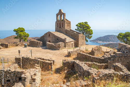 La antigua iglesia de Santa Helena se sitúa dentro del conjunto monumental de Sant Pere de Rodes, en la provincia de Gerona, Cataluña, España.