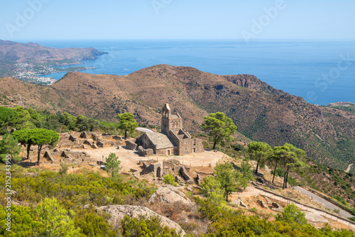 La antigua iglesia de Santa Helena se sitúa dentro del conjunto monumental de Sant Pere de Rodes, en la provincia de Gerona, Cataluña, España.