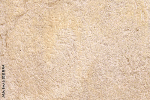 Foto Beige weathered sandstone wall surface with natural rough grain texture and cracks