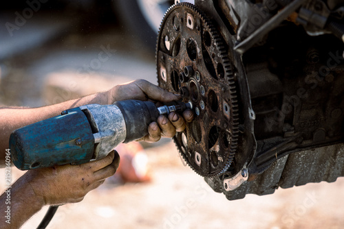 Canvastavla Mechanic using hand tools to repair machinery