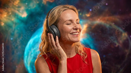 Mujer con cascos disfrutando de la musica