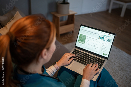 Obraz na plátně Woman applying to specialist medical studies online