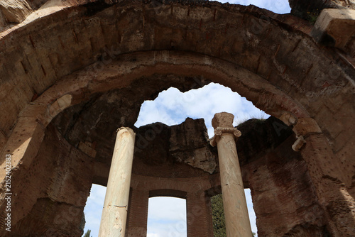 Obraz na plátne Antiche rovine romane del Frigidarium all'interno delle Grandi Terme di Villa Ad