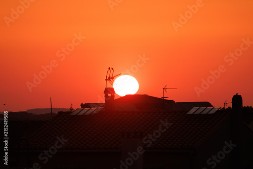 lever de soleil rouge sur la ville