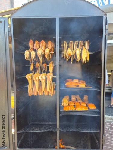 Wędzone ryby w wędzarni nad morzem