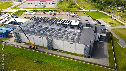 Foto Aerial view showing a new data center building under construction with a large crane